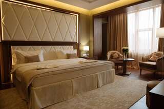 Отель Garden Park Inn Алматы Улучшенный люкс с кроватью размера «king-size»-1